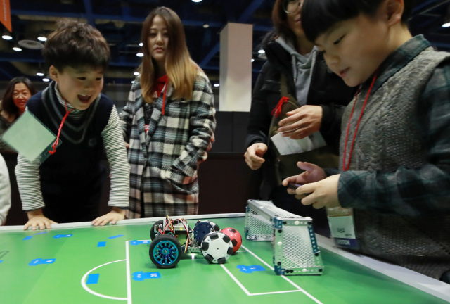 16일 서울 삼성동 코엑스에서 열린 제16회 대한민국 교육박람회를 찾은 어린이들이 