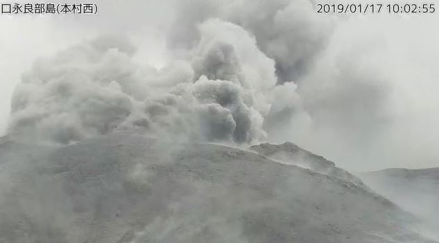 일본 남서부 가고시마(鹿兒島)현의 화산섬 구치노에라부지마(口永良部島)에서 17일 오전 9시 19분께 분화가 발생해 화산 연기가 치솟고 있다. 연합뉴스