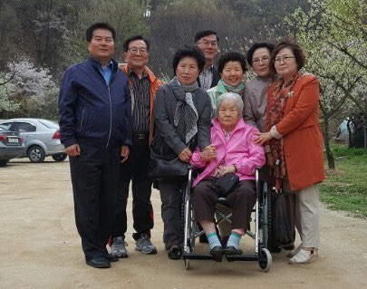2017년 대구 팔공산 근처 한 식당에서 어미니 생신을 축하하기 위해 모인 칠남매. 왼쪽이 필자.