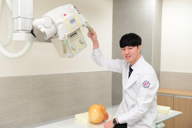 방사선사 국가고시 전국 수석을 차지한 대구보건대학교 정세진 씨가 학과 실습실에서 기념촬영을 했다.