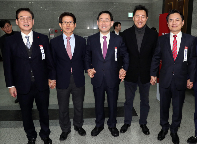 17일 오후 서울 여의도 중소기업중앙회에서 열린 자유한국당 3차 전국위원회 회의에서 당 대표자 후보군으로 떠오른 이들이 회의장 앞에서 손을 맞잡고 있다. 왼쪽부터 정우택 의원, 김문수 전 경기지사, 주호영 의원, 오세훈 전 서울시장, 김진태 의원. 연합뉴스
