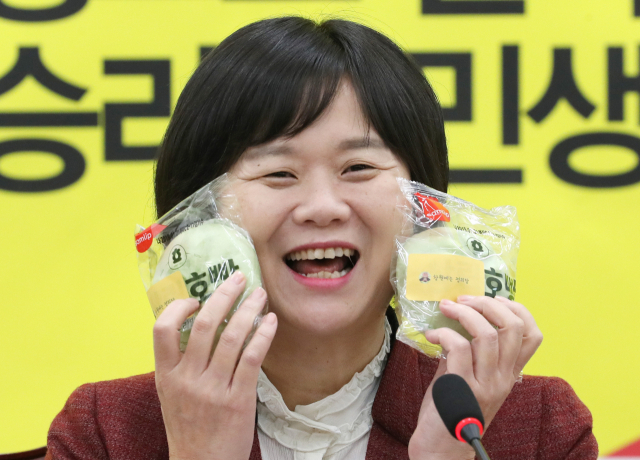 정의당 이정미 대표가 17일 오전 국회에서 열린 신년기자회견에서 선물로 준비한 호빵를 들어보이고 있다. 연합뉴스