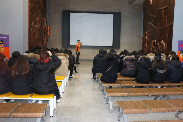 경기 안산시 단원고 학생들과 세월호 유가족들이 16일 대구시민안전테마파크를 찾아 화재 진압법 교육을 받고 있다. 대구소방안전본부 제공