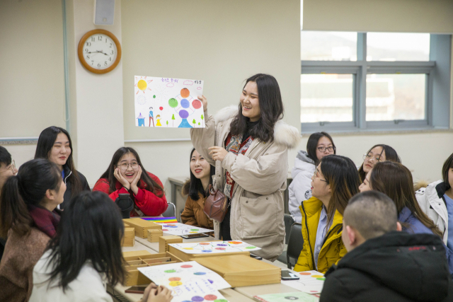 중국 백성사범대학 아동학과 학생들이 지난 8일부터 17일까지 대구가톨릭대에서 단기연수를 했다. 아동학과 실습수업에서 한 학생이 자신이 만든 작품을 설명하고 있다. 대구가톨릭대 제공