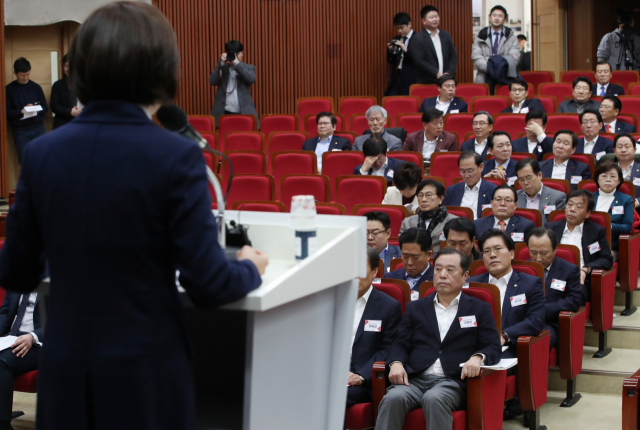 16일 오후 경기도 과천 국가공무원인재개발원에서 열린 자유한국당 국회의원 연찬회에서 참석자들이 나경원 원내대표 발언을 듣고 있다. 연합뉴스