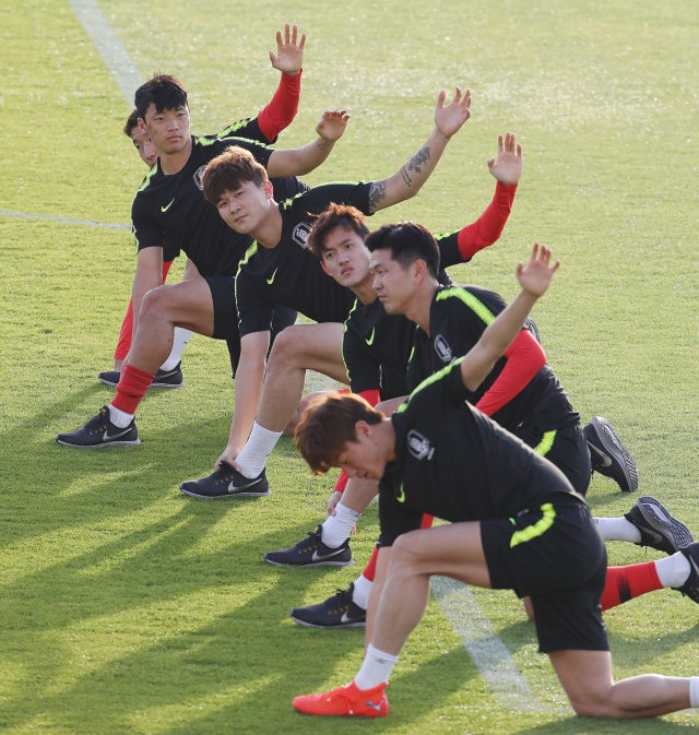 2019 아시아축구연맹(AFC) 아시안컵 C조 조별리그 최종전을 앞둔 축구 국가대표팀 김민재와 황의조 등이 13일 오후(현지시간) 아랍에미리트 아부다비 뉴욕 대학교 육상경기장에서 몸을 풀고 있다. 연합뉴스