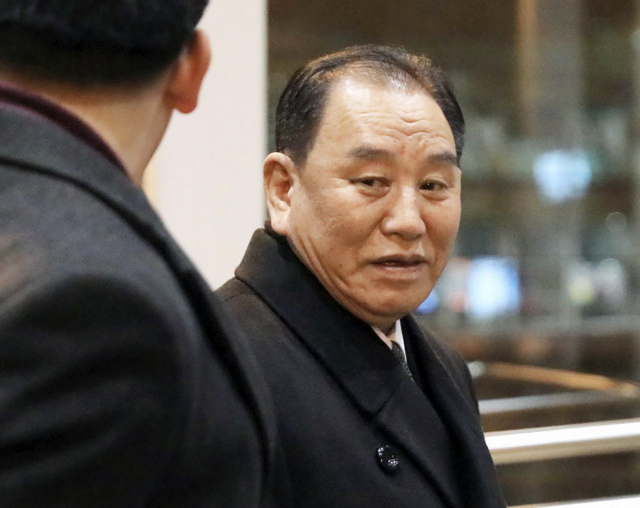 김영철 북한 노동당 부위원장 겸 통일전선부장이 17일 중국 베이징 서우두 공항에서 미국 워싱턴DC로 가는 유나이티드 항공 여객기 탑승 절차를 밟고 있다. 연합뉴스