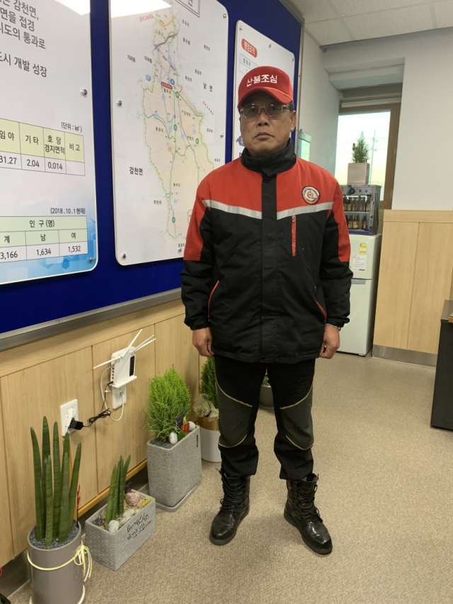 빈병을 주워 모은 돈 11만원을 불우이웃돕기 성금으로 기탁한 김천시 농소면 산불감시원 이춘배 씨. 김천시 제공