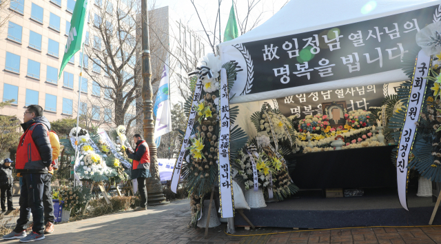 카카오가 카풀 시범서비스를 잠정 중단하기로 한 18일 여의도 국회 앞 카풀반대 분신 택시기사 분향소 모습. 카카오는 이날 오후 2시 부터 카플 서비스를 중지할 예정이다. 연합뉴스