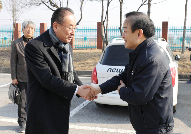18일 오전 경북 구미 해평취수장을 찾은 장세용(왼쪽) 구미시장이 이학수 한국수자원공사 사장과 이야기를 나누고 있다. 장 시장은 해평취수장을 방문하는 조명래 환경부장관을 만나기 위해 현장을 찾았지만, 조 장관의 방문 취소로 인해 발걸음을 돌려야 했다. 김영진 기자 kyjmaeil@imaeil.com