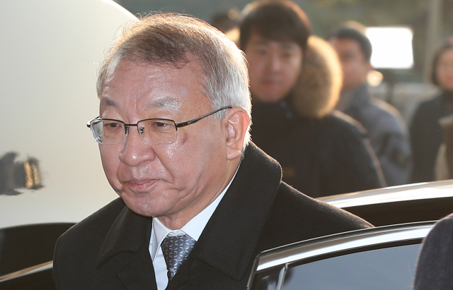 검찰이 18일 사법행정권 남용 의혹의 최종 책임자로 꼽히는 양승태 전 대법원장에게 직권남용권리행사방해 등 혐의를 적용해 구속영장을 청구했다. 사진은 지난 11일 서울중앙지검에 검찰 조사를 받기 위해 출석한 양 전 대법원장 모습. 연합뉴스