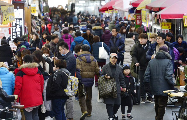설 명절을 앞두고 대구시가 다음달 8일까지 물가 관리 특별 대책 기간을 운영한다. 지난해 설 명절 당시 서문시장 모습. 매일신문 DB.