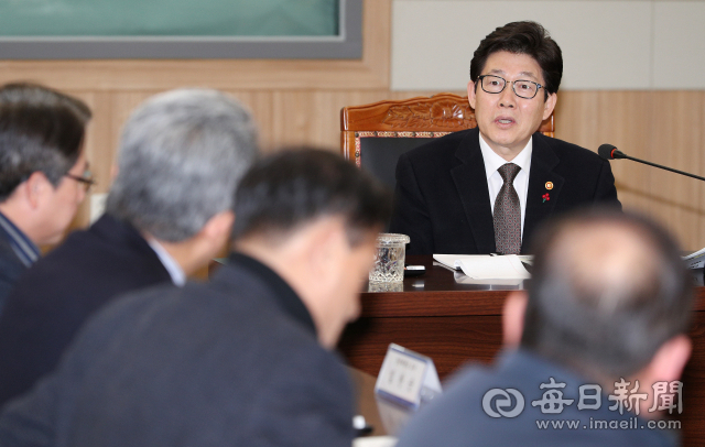 조명래 환경부 장관이 18일 대구 낙동강 강정고령보를 방문, 한국수자원공사 관계자들과 대화를 나누고 있다. 성일권 기자 sungig@imaeil.com