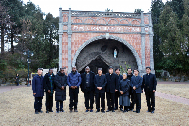 18일 천주교 대구대교구를 방문한 중앙아프리카공화국 방기대교구 디우도네 자빨라인가(왼쪽에서 다섯 번째) 추기경 일행과 조환길 대주교 가 교구청내 성모당에서 기념촬영을 했다. 대구대교구청 제공