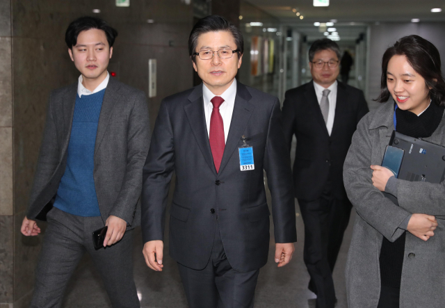 최근 자유한국당에 입당한 황교안 전 국무총리가 17일 오전 국회 의원회관에서 당 사무처 직원들과 인사를 하기위해 걸어가고 있다. 연합뉴스