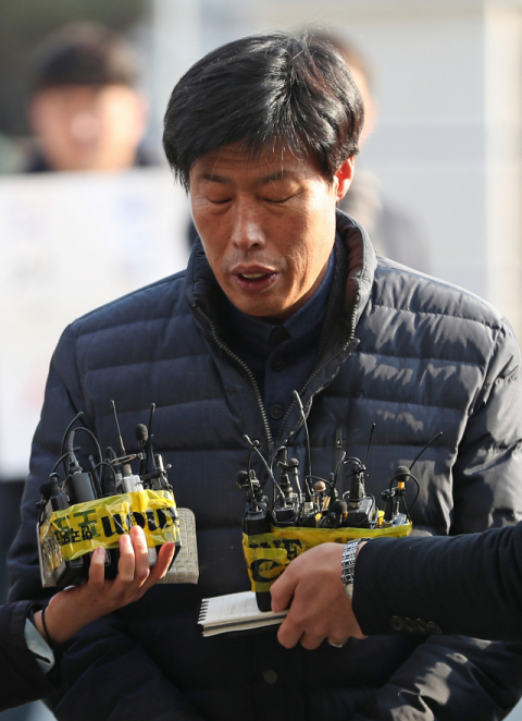 경북 예천군의회 박종철 의원이 11일 오후 경찰 조사를 받기 위해 예천경찰서로 출석하며 기자들의 질문을 받고 있다. 박 의원은 외국 연수 도중 가이드를 폭행해 고발당했다. 연합뉴스