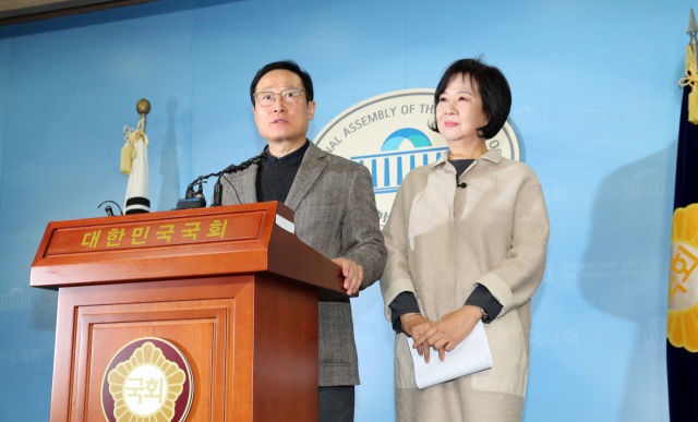더불어민주당 홍영표 원내대표와 손혜원 의원이 20일 국회 정론관에서 목포 부동산 투기 의혹과 관련한 기자회견을 하고있다. 연합뉴스