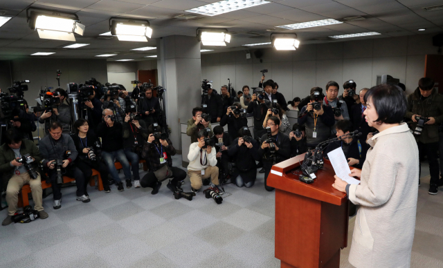 더불어민주당 손혜원 의원이 20일 목포 부동산 투기 의혹과 관련, 국회 정론관에서 기자회견을 하고 있다. 연합뉴스
