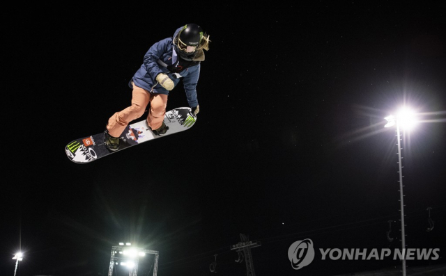 19일 스위스에서 열린 국제스키연맹(FIS) 월드컵에서 개인 통산 7승째를 거둔 클로이 김의 경기 모습. 연합뉴스