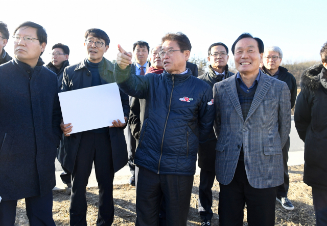 이철우(오른쪽 두 번째) 경상북도지사가 김주수(맨 오른쪽) 의성군수와 경북도 관계자 등과 함께 의성군 안계면 일대 