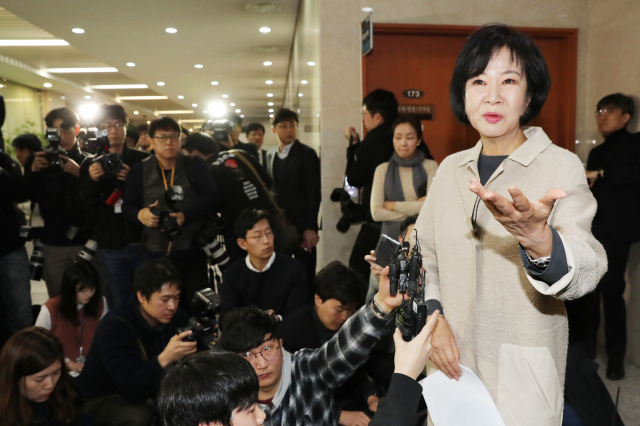 더불어민주당 손혜원 의원이 20일 서울 여의도 국회 정론관 앞에서 목포 부동산 투기 의혹과 관련한 기자들의 질문에 답하고 있다. 연합뉴스