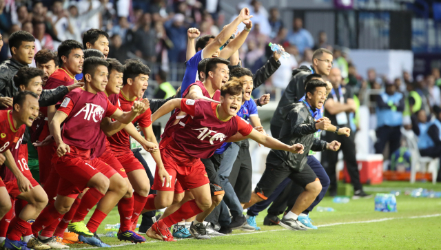20일 오후(현지시간) 아랍에미리트 아부다비 알 막툼 경기장에서 열린 2019 아시아축구연맹(AFC) 아시안컵 요르단과의 16강전에서 승부차기 끝에 승리를 거둔 베트남 선수들이 환호하고 있다. 연합뉴스