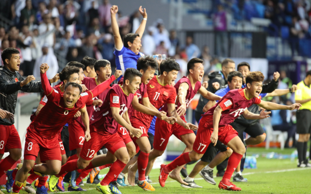 지난 1월 20일 오후(현지시간) 아랍에미리트 아부다비 알 막툼 경기장에서 열린 2019 아시아축구연맹(AFC) 아시안컵 요르단과의 16강전에서 승부차기 끝에 승리를 거둔 베트남 선수들이 환호하고 있다. 연합뉴스