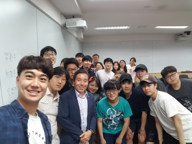 신임 DGIST 총장 선거 후보로 출사표를 던진 오간 구렐 교수(왼쪽에서 세번째)가 수업을 마치고 제자들과 기념촬영을 하고 있다. 오간 구렐 교수 제공