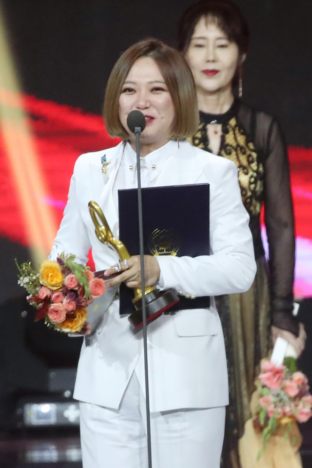 방송인 김숙이 24일 오후 서울 송파구 올림픽공원 올림픽홀에서 열린 2018 대한민국 대중문화예술상 시상식에서 국무총리 표창 수상 후 소감을 말하고 있다. 연합뉴스