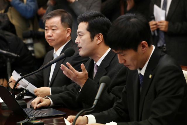 청와대 특별감찰반의 민간인 사찰 의혹을 제기한 김태우 수사관이 21일 오전 서울 프레스센터에서 공식 기자회견을 하고 있다. 연합뉴스