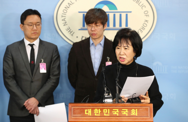 무소속 손혜원 의원이 21일 오전 국회 정론관에서 젊은빙상인연대, 빙상계 성폭력 사건 관련 입장 표명 기자회견을 하고 있다. 왼쪽부터 박지훈 자문변호사, 여준형 젊은빙상인연대 대표, 손의원. 연합뉴스