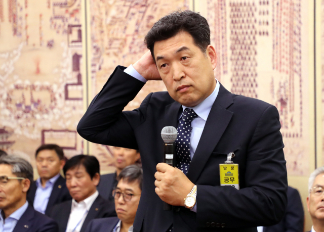 전명규 전 대한빙상경기연맹 부회장이 23일 국회에서 열린 문화체육관광위원회의 대한체육회, 국민체육진흥공단, 한국체육산업개발, 태권도진흥재단, 대한장애인체육회에 대한 국정감사에서 위원의 질의에 답하고 있다. 연합뉴스
