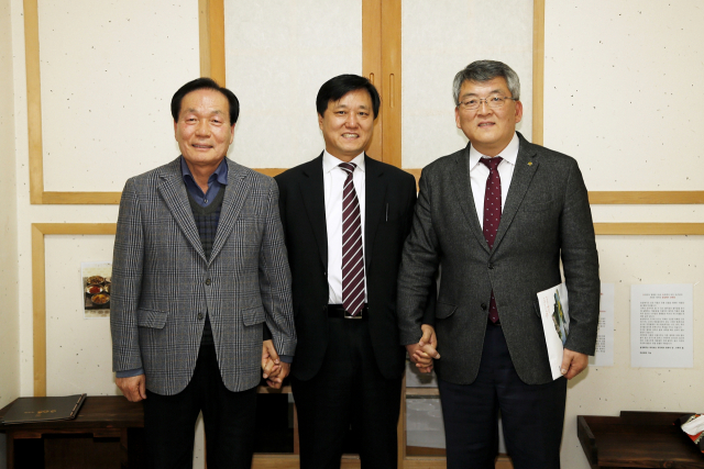 환경부의 낙동강 보 3월 개방 방침과 관련, 김주수 의성군수와 황천모 상주시장, 김학동 예천군수(왼쪽부터)가 20일 저녁 상주 모처에서 긴급회동을 가졌다. 상주시 제공