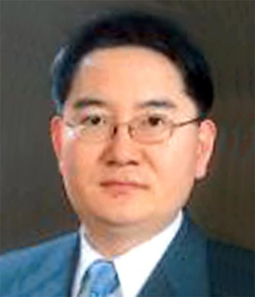 서울중앙지법이 양승태 전 대법원장의 구속 전 피의자 심문(영장실질심사)을 오는 23일 오전 10시 30분 명재권 영장전담 부장판사 심리로 진행한다고 21일 밝혔다. 명 부장판사는 검찰의 사법농단 의혹 수사의 여파로 서울중앙지법 영장 법관의 수가 부족한 상황이 되자 지난해 9월 영장전담 업무에 합류했다. 연합뉴스