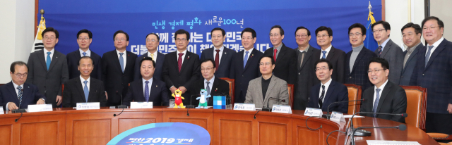 20일 국회에서 열린 민주당 당대표·시도지사 간담회에서 참석자들이 파이팅을 외치고 있다. 앞줄 왼쪽부터 오거돈 부산시장, 최문순 강원도지사, 김두관 참좋은지방정부위원장, 이해찬 대표, 홍영표 원내대표, 박원순 서울시장, 박남춘 인천시장. 뒷줄 왼쪽부터 이재명 경기지사, 양승조 충남지사, 김부겸 행정자치부 장관, 홍남기 경제부총리, 이시종 충북지사, 이용섭 광주시장, 김영록 전남지사, 송하진 전북지사, 송철호 울산시장, 이춘희 세종시장, 허태정 대전시장, 김경수 경남지사, 윤호중 사무총장, 김태년 정책위의장. 연합뉴스