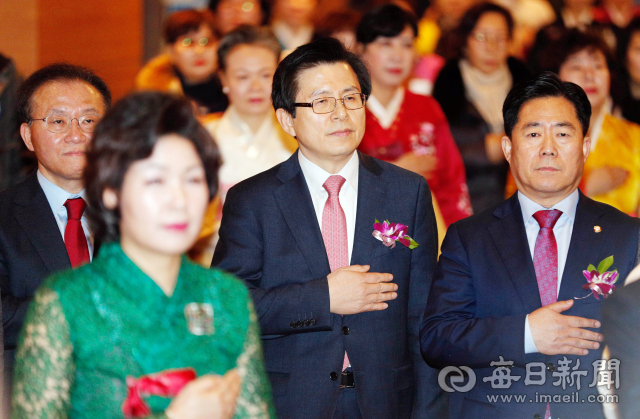 황교안(가운데) 전 국무총리가 21일 대구 호텔라온제나에서 열린 대구여성정치아카데미 신년교례회에 참석해 국민의례를 하고 있다. 우태욱 기자 woo@imaeil.com