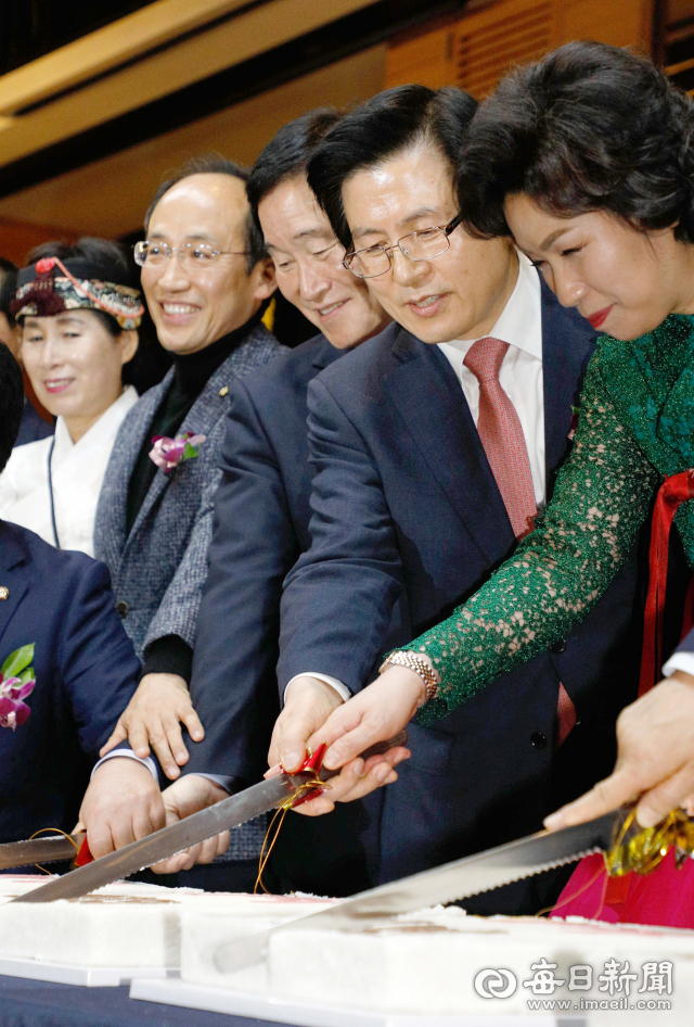 황교안(오른쪽에서 두번째) 전 국무총리가 21일 대구 호텔라온제나에서 열린 대구여성정치아카데미 신년교례회에 참석해 떡을 자르고 있다. 우태욱 기자 woo@imaeil.com
