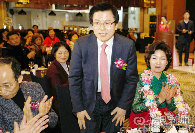 황교안 전 국무총리가 21일 대구 호텔라온제나에서 열린 대구여성정치아카데미 신년교례회에 참석해 인사하고 있다. 우태욱 기자 woo@imaeil.com