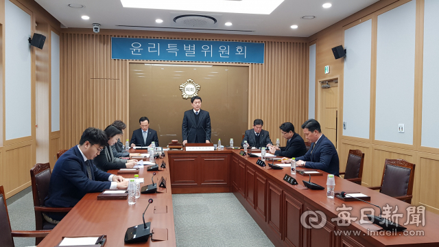21일 임시회를 통해 구성된 윤리특별위원회 6명 군의원과 예천군의회 자문위원 2명은 해외 연수 사태에 대한 진상 조사와 징계 수위 등에 대해 논하기로 했다. 윤영민 기자