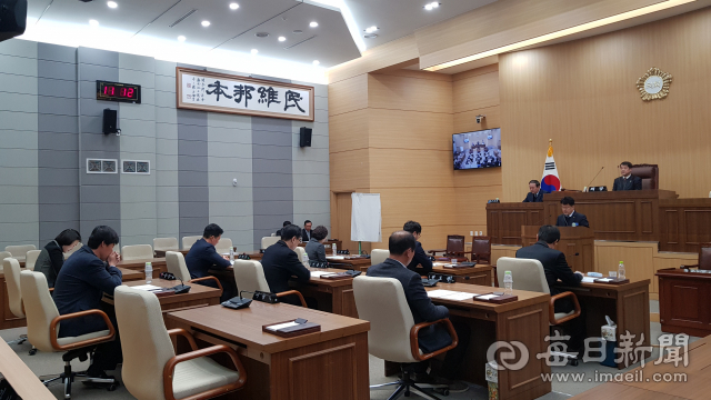 예천군의회가 21일 해외 연수 중 가이드 폭행 및 접대부 요구 등으로 물의를 일으킨 군의원 징계 등을 위한 윤리특별위원회 구성했다. 21일 열린 예천군의회 임시회 모습. 윤영민 기자