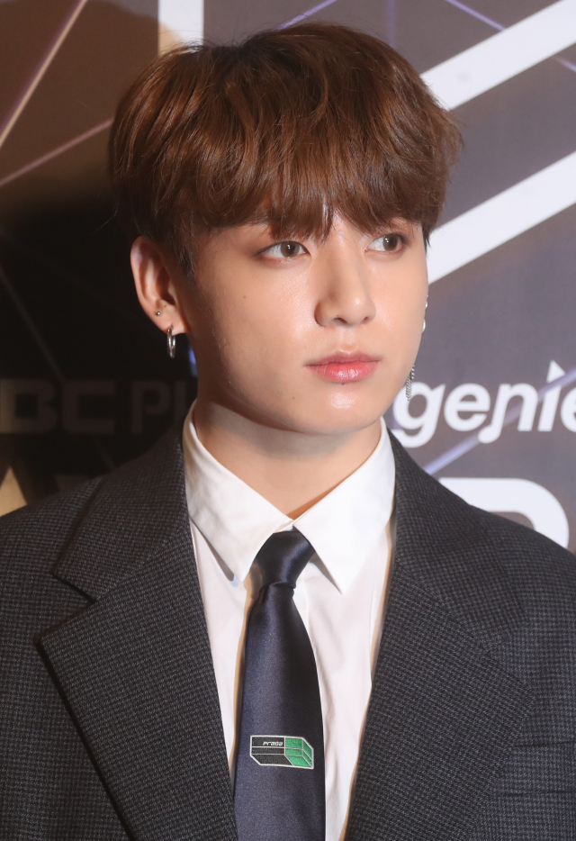 방탄소년단의 정국이 6일 오후 인천 남동구 수산동 인천남동체육관에서 열린 2018 MBC플러스 x 지니 뮤직 어워드(2018 MGA) 레드카펫 행사에서 포즈를 취하고 있다. 연합뉴스