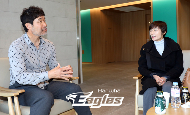 현정화 전 탁구 국가대표 감독(오른쪽)과 한용덕 프로야구 한화 이글스 감독이 대화하고 있다. 현정화 전 감독은 탁구를 통해 배운 인생과 열정
