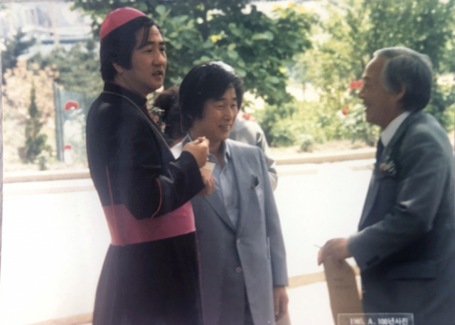 고(故) 최옥식(오른쪽) 회장님이 1985년 천주교대구대교구 꾸르실료 행사 중 잠시 쉬는 시간에 이문희 대주교님(당시 보좌주교)과 담소하고 있다. 가운데가 필자. 정만진 씨 제공