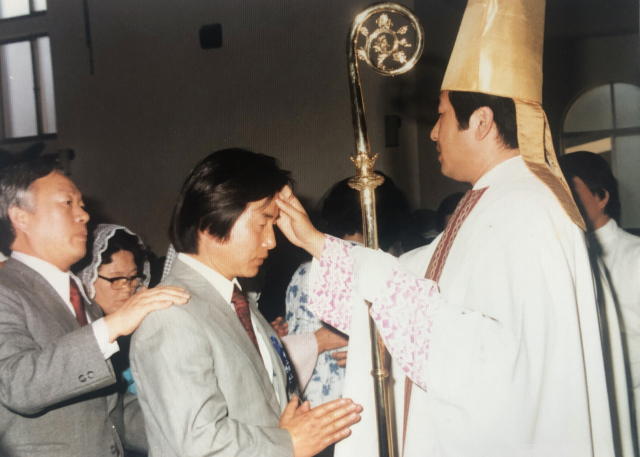 고(故) 최옥식(왼쪽) 회장님은 필자가 견진성사를 받을 때 대부를 서 주셨다(1979년). 정만진 씨 제공