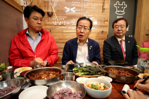 지난해 6월 대구 서문시장을 찾은 홍준표 전 대표. 김영진 기자 kyj@imaeil.com