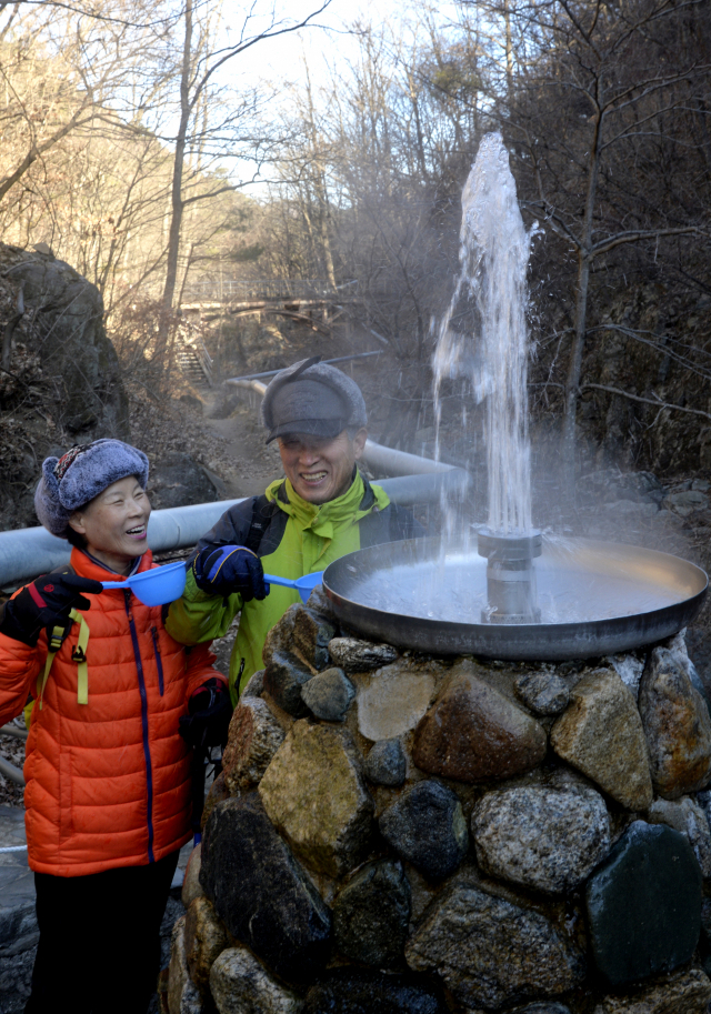 경북 울진군 북면 응봉산 중턱에는 덕구온천의 온천수인 원탕이 있다. 겨울 등산객이 원탕에서 솟아오르는 온천수를 맛보고 있다.이채근 기자 mincho@imaeil.com