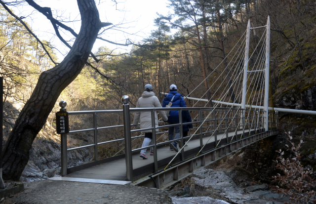 경북 울진군 북면 응봉산 등산길에는 세계유명교각의 미니어처 교각이 있어 등산객들의 피로감을 잊게한다.영국의 트리니티교 미니어처 교각.이채근 기자 mincho@imaeil.com