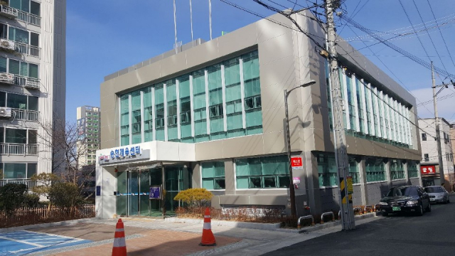 대구 달서구청(구청장 이태훈)은 25일 오전 10시 송현체육센터 개관식을 열었다. 1층 GX룸에서는 요가와 필라테스를, 2층 체육관에서는 구기종목과 주민공동체 활성화 프로그램을 운영한다. 달서구청 제공
