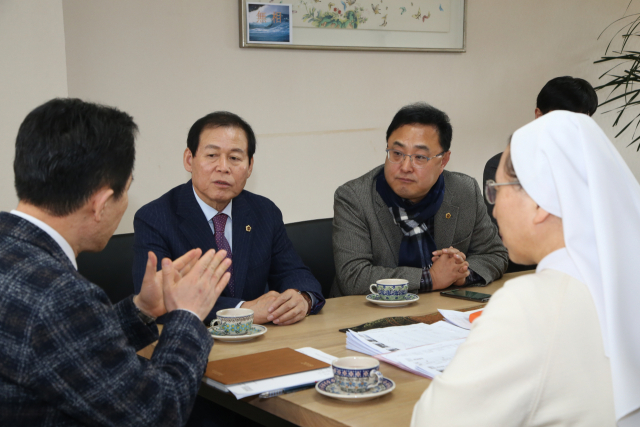 장상수 대구시의회 부의장과 김재우 시의원은 22일 대구파티마병원을 방문해 의사·간호사 등 병원 관계자를 위로하고 격려했다.