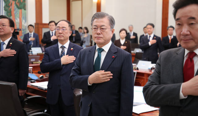 문재인 대통령이 22일 오전 청와대에서 열린 국무회의에서 참석자들과 국기에 경례하고 있다. 연합뉴스